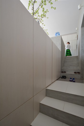 階段途中からDK方向を見上げる。靴のある場所が玄関でそこから上下に分かれてすすむ。