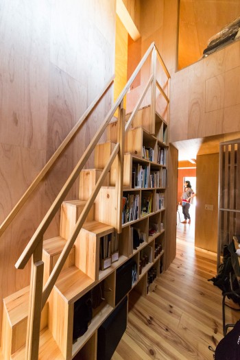3階へ上がる階段は木箱を重ねたようなカタチ。本棚や収納スペースとして使っている。