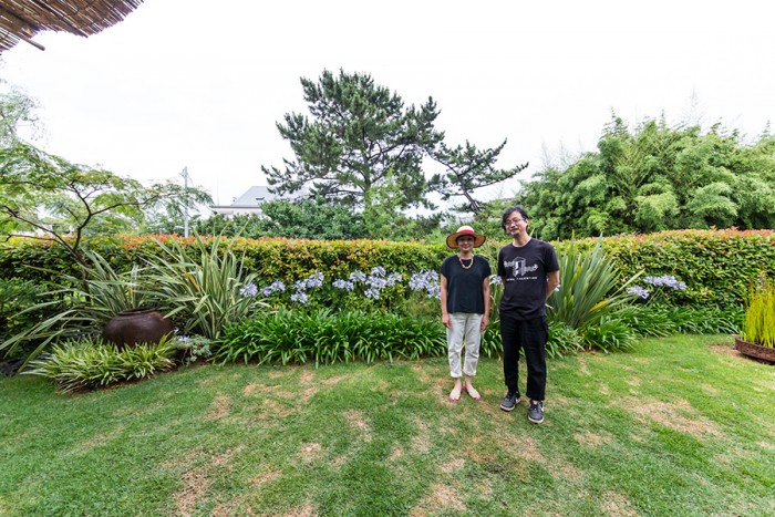 「スタジオ ジョーティ」でヨガを教える木下正勝(チャキ)さんと、阿貴さん。結婚8年目。チャキさんは毎朝4時から庭の手入れをする。「旅先で見たスケールのある庭の光景を再現したいですね」。