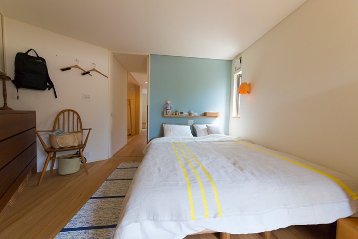 ベッドルームは北欧風の落ち着ける空間。鎮静作用のあるブルーグレーの塗装を、関本氏はムーミン色と呼んでいる。