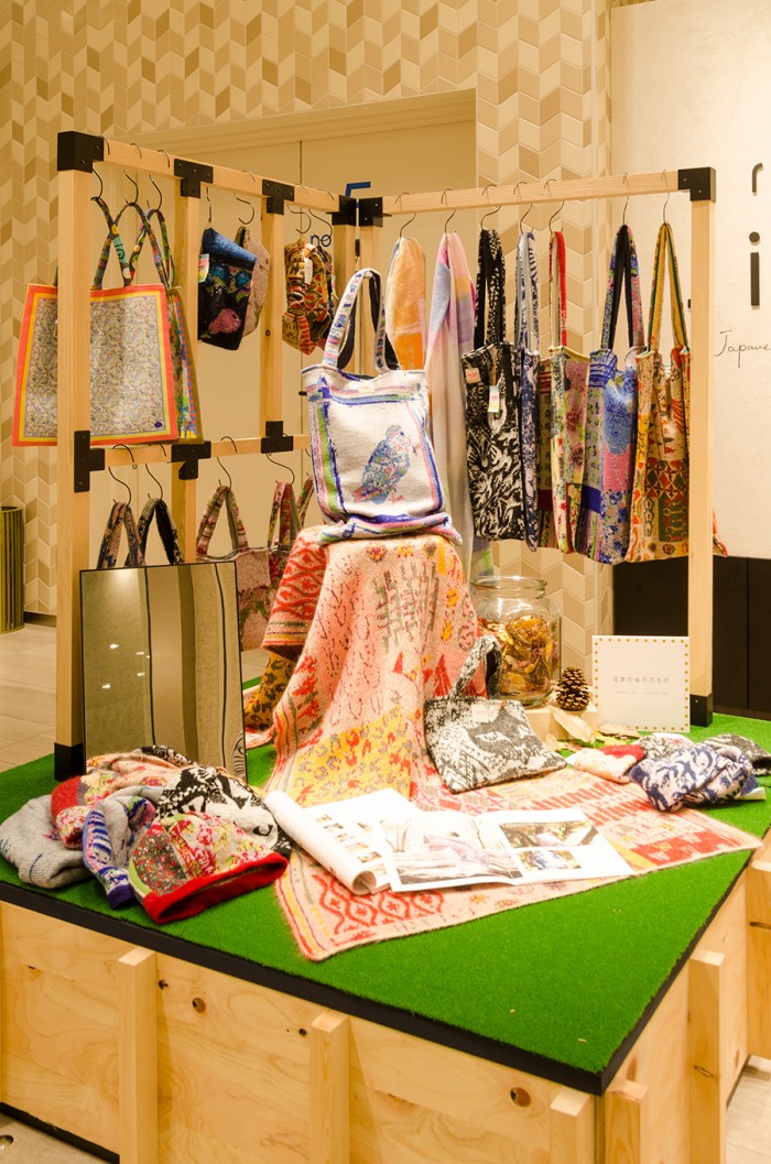 10月の展示は「ぬののもの」。福島県で生まれたニットブランド「NIJIIRO CAMP」のバッグなどが並ぶ。