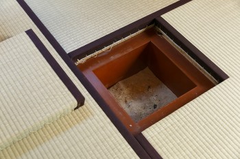 前の住人が茶道をしていたのか和室には炉が切ってある。「こういうところも古い家ならではの面白さですね」(菜穂子さん)。