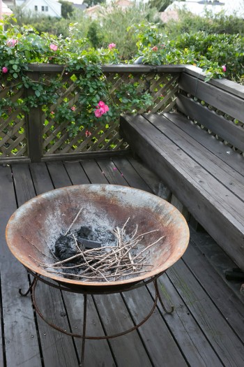焚き火を楽しむ鉄製の鉢。八ヶ岳倶楽部で購入した。火を起こさないときはガラスを載せてテーブルに。