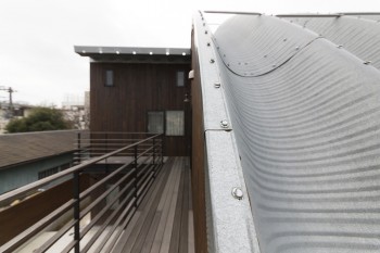 丸い屋根はガルバリウム鋼板が使われている。経年変化に強い硬い木材を使うことで、ベランダの手摺りも木で作ることができた。