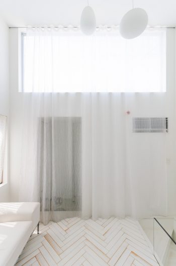 壁面を覆うカーテンが空間に柔らかな印象を与える。K邸のカーテンは場所に合わせてすべて異なるものを使用している。
