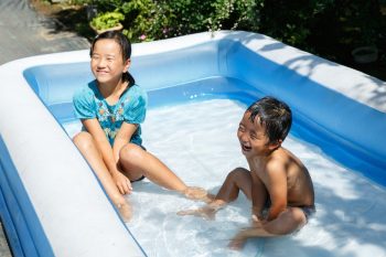 庭に置いたプールでは、8歳の颯夏(さな)ちゃんと4歳の和平(わへい)君の姉弟が仲良く遊んでいた。