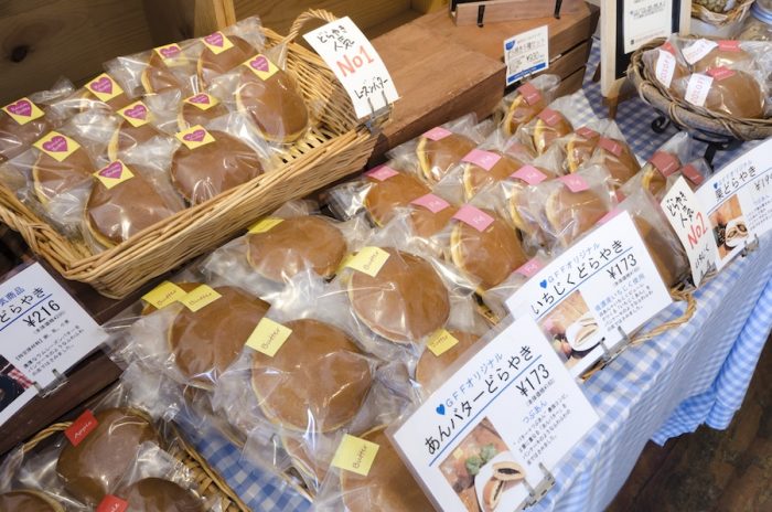 佐渡の老舗和菓子店「しまや」のどら焼きも直送で届く。レーズンバターのどら焼きはGFFオリジナル。