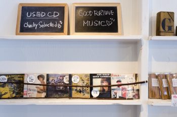 小川さんセレクトのCDコーナー。「女性が聴きやすいジャンルのものをセレクトしています」。 