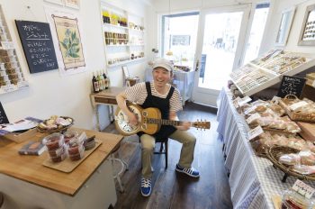 「趣味は音楽」と話す小川さん。店でギターと歌の演奏会を開くこともあるとか。