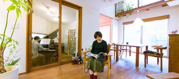 ピアノとともに暮らす注ぎ込む光と通り抜ける風木の温もりに包まれる心地よさ