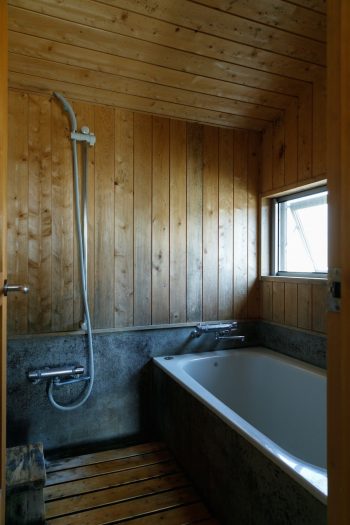 ヒノキ板張りの浴室は、木の香りが心地よい。