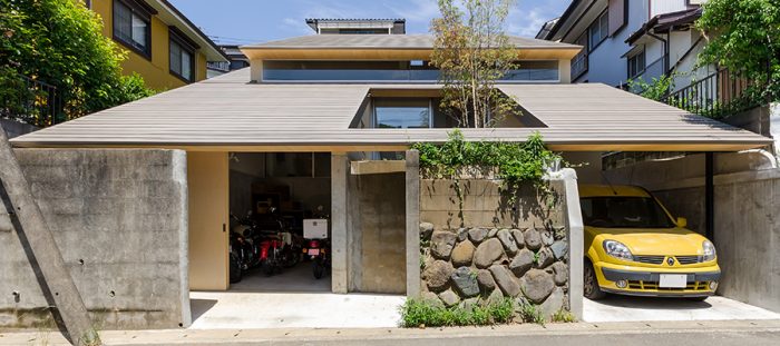 バイクガレージのある家条件の厳しいひな壇地で快適住宅をつくる