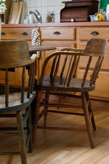 ダイニングテーブルと椅子はオーク。1930年代くらいのアンティークで、経年変化した濃い色合いが格好良い。