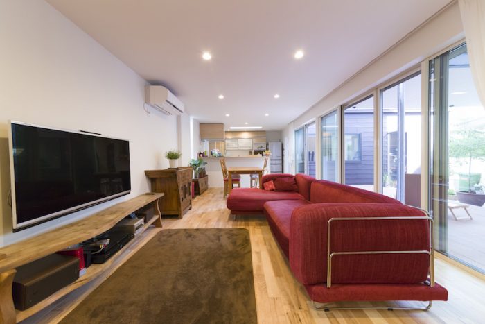 家具ありきで設計してもらったというリビング。大型の赤いソファは、ニューヨークで購入。