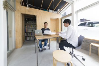 平日の１階の事務所。落合さんの出身地・三重県で作られる三重の木合板などを使用。