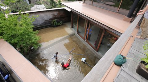 雨が降ると池が出現子どもの成長を見守りながら外を感じて過ごせる家