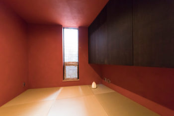 壁の色が美しい畳敷きの和室。ここに布団を敷いて、一家4人の寝室にしている。
