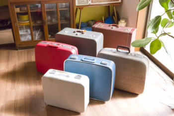 スーツケースには楽器や手芸用品、工具などを収納。仕事の時、引越時にはそのまま持ち出せて便利。