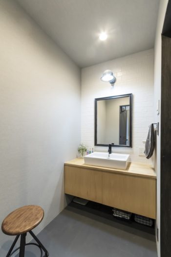 洗面所のタイルも扉と同様に、インターネットで見つけた写真で希望を伝えたという。照明と鏡は濱中さんがセレクトしたもの。