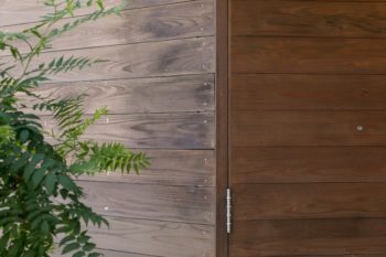 杉板をきれいに貼った外壁。木材の表情や通気性を生かしつつ、防腐・防虫効果を持たせられる塗料を塗った。