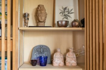 美容室に飾られた作品たち。ご近所の作家さんの陶器、直さん提供の鬼瓦などが仲良く並ぶ。