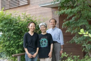 井坂理子さん・房子さんと建築家の金田正夫さん。竣工からもうすぐ10年を迎える今も、親交が続いている。