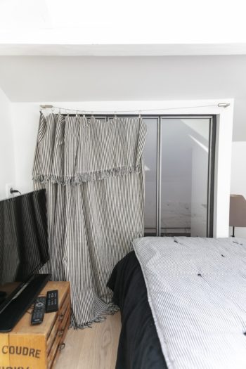 リビングとの仕切りを兼ねた明かり取りの小窓にカーテンをつけ、プライバシーを確保。