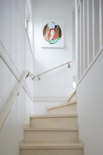 階段の手すりなども白で統一。飾られた作品がパッと目に飛び込んでくる。