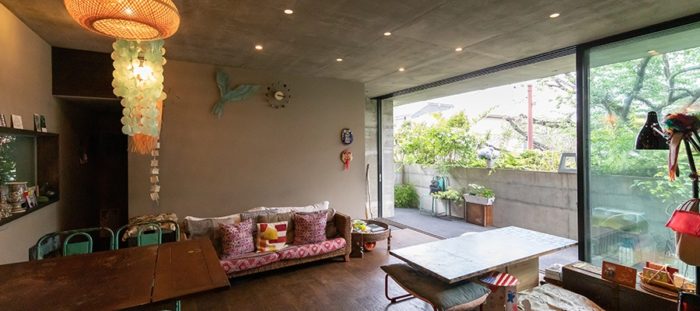 外に閉じ中に開く緑の家緑道の緑と一体化したRC造の立体庭園