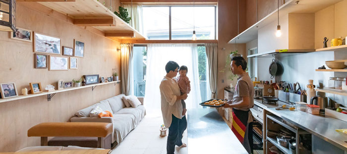 素朴な素材感でシンプルに光と風がぐるりと回遊抜け感が心地いい家