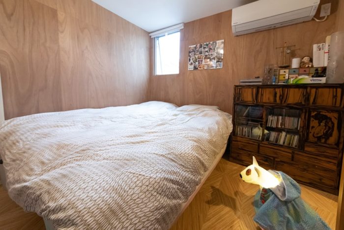 ベッドルームもシンプルに。昔から持っている和家具を活用。