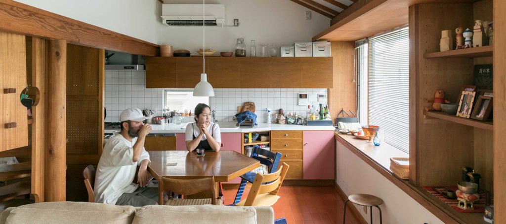 丘陵地帯の家坂のある街に建つ地に足の着いた住まい