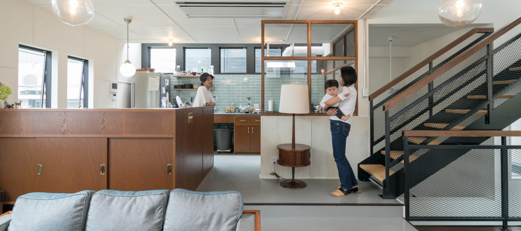 旗竿敷地に光をたっぷり取り込むモダンでシックなウエストコーストスタイルの家