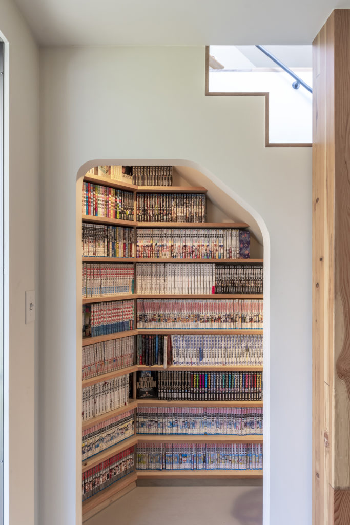 玄関脇にはマンガの書庫を設けることを決めていた。家族全員の愛読書は2000冊程。「ここにあるのは２軍なんです（笑）」。　　