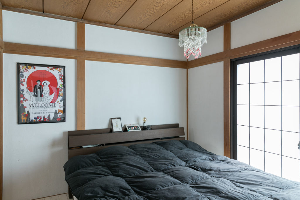 柱を現しにした真壁づくりの寝室。かわいらしいシャンデリアと天井の杉板がお気に入りと菜穂子さん。