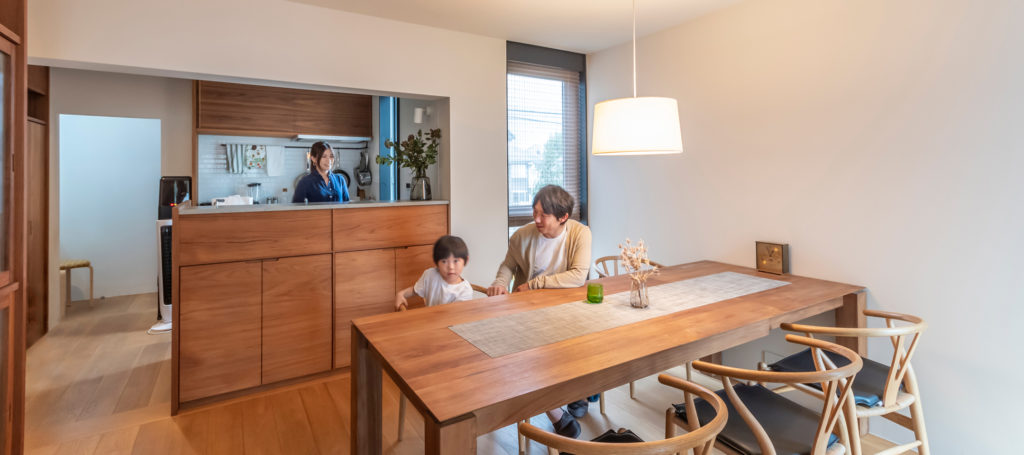 シックで落ち着きのある住空間建築と自然の力で生きる力が高まる