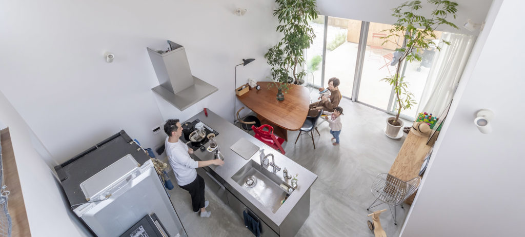 旗竿敷地の賃貸併用住宅箱がずれてつながる大空間で外とつながりつつ楽しく暮らす