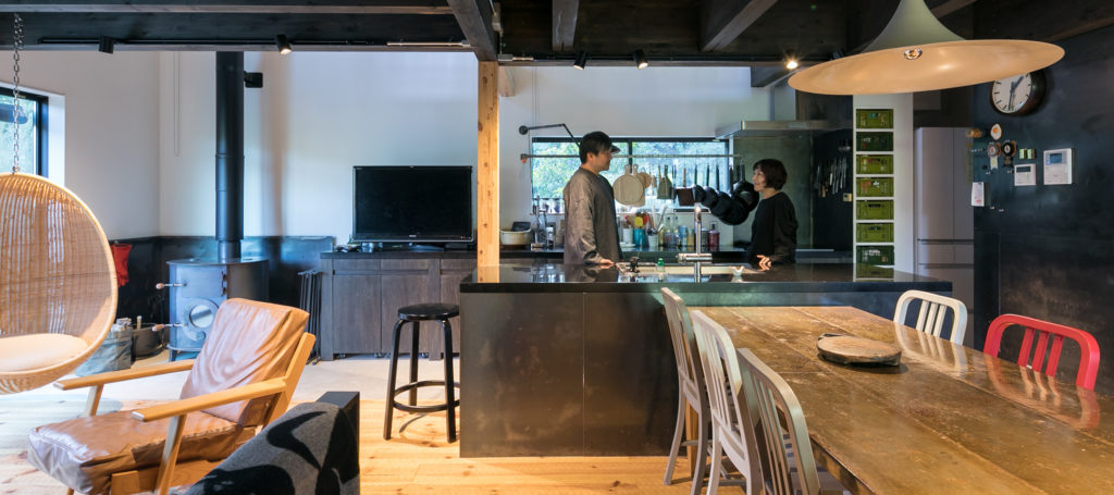 鎌倉の景観に溶け込む緑の中に静かに佇む和を再構築した黒い箱