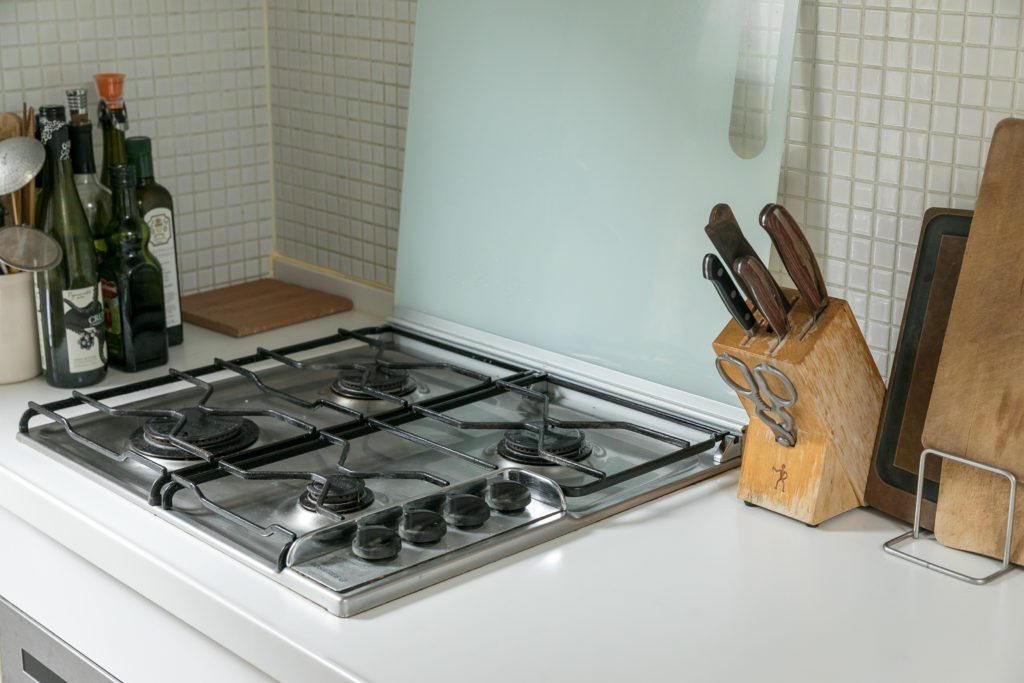 ガスコンロは、フランスの老舗キッチン機器ブランド「ROSIERES（ロジェール）」のもの。4口あって使わない時は蓋ができるので、とても使い勝手が良いそう。