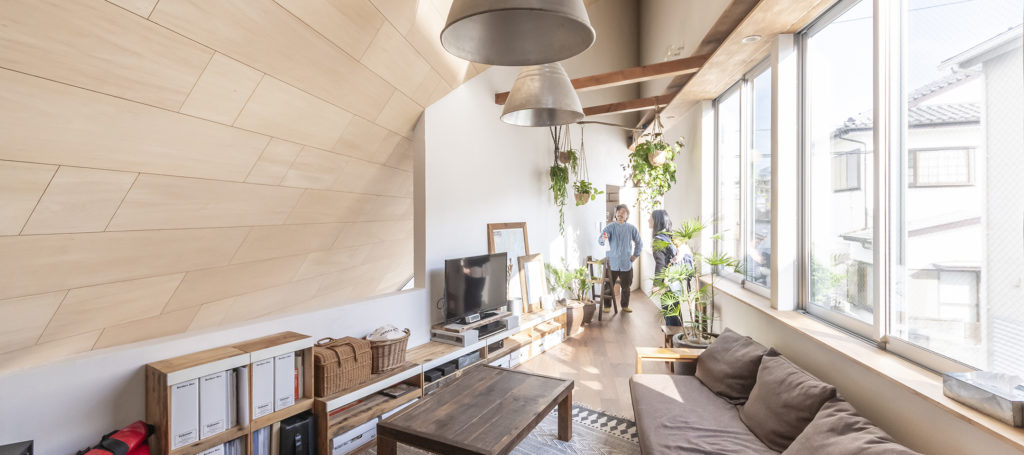 ギャラリーのある三角の家インスパイアしてくれる空間で快適に暮らす