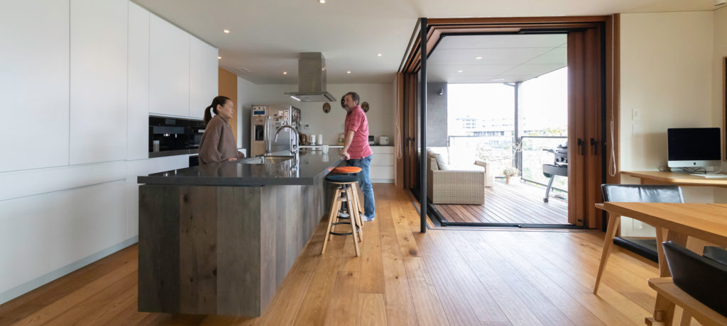 築40年の木造住宅をフルリノベ都心のアウトドアリビングで景色＆バーベキューを堪能する