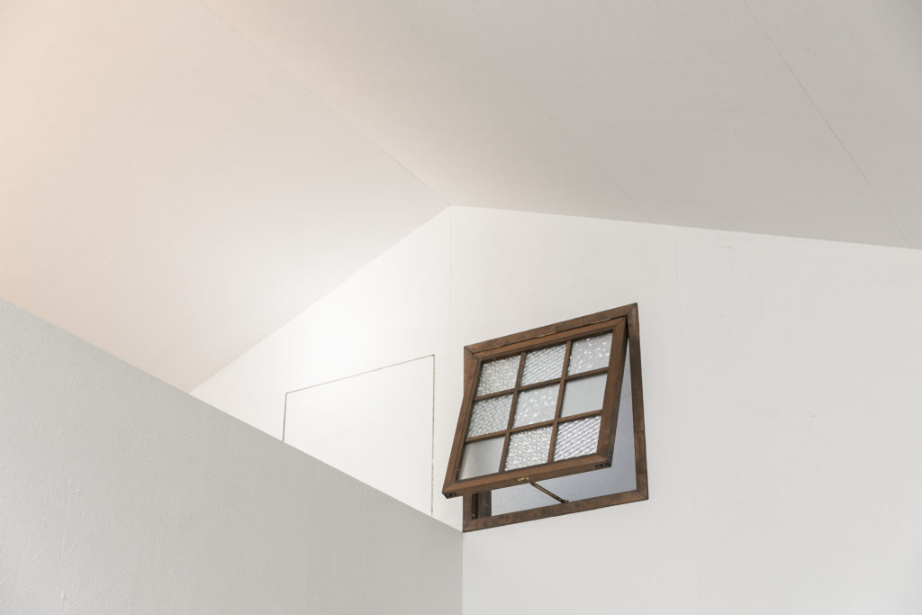 １階から見上げると、ロフトに正方形の窓が……。窓の向こうが多一郎さんの仕事場だ。