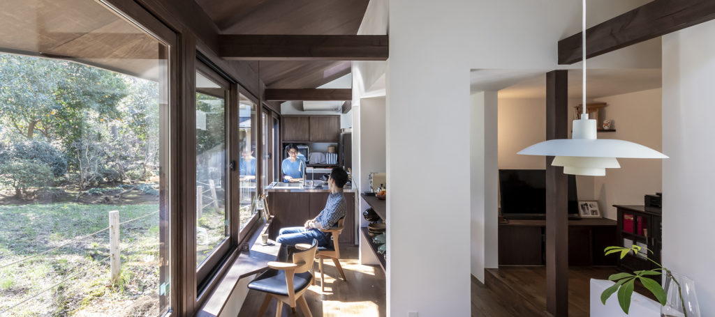 小さな幸せがたくさんある家森のような空間に向かって過ごすふたりだけの時間