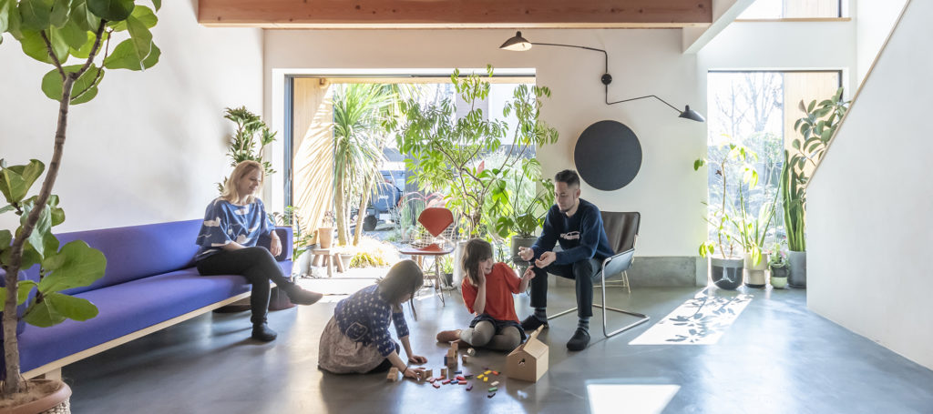 庭と一体となる暮らしランドスケープに溶け込むハーフビルドの箱