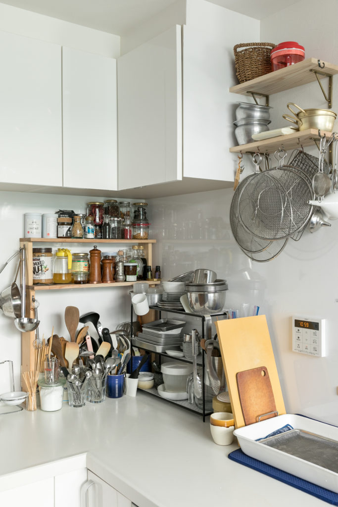 キッチンのコーナーには愛用の調理器具が並ぶ。右上の棚も五味夫妻によるDIY。