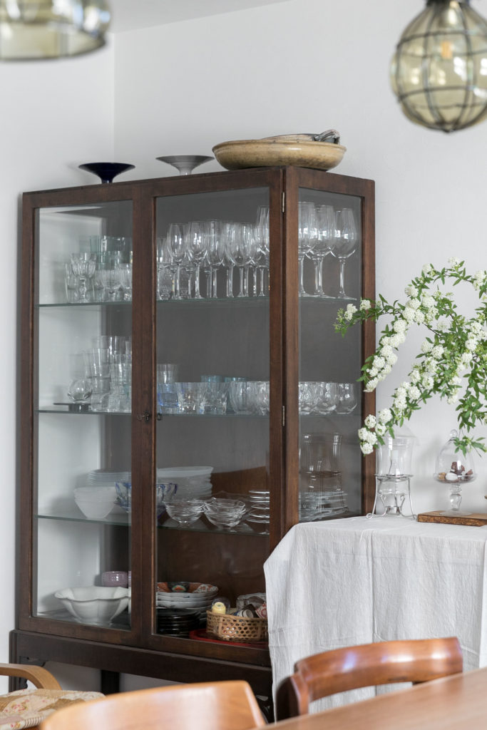 ガラス食器などが収められているのは、100年前のイギリス製のアンティーク棚。目黒の家具屋さんで一目惚れしたという。リペアされているので、作りもしっかりとしている。