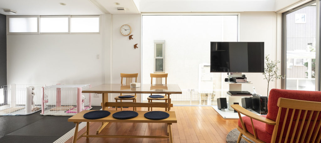 ガラスのブリッジが光を運ぶ大きな吹き抜けを中心に温かな空気が回遊