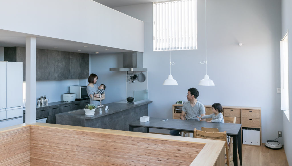 「大きな穴」が空間と家族をつなげる上下階をつなぐ吹き抜けがもたらす一体感温もりと開放感のある住まい