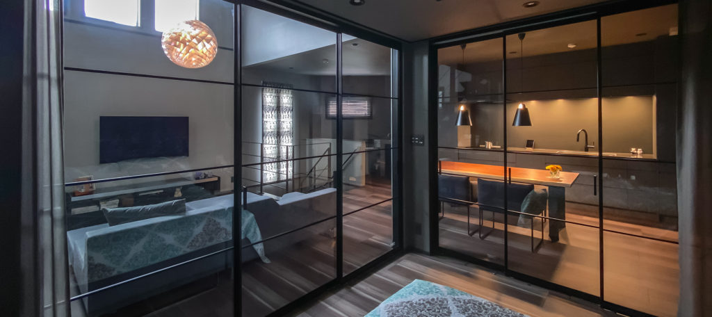 大人のための都会の隠れ家山を愛する二人のシンプルかつソリッドな空間