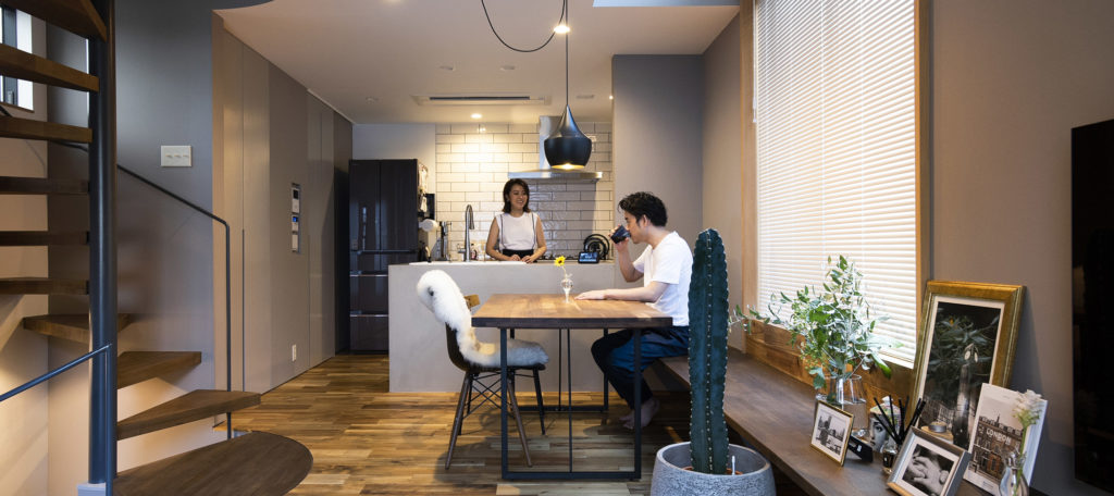 好みの壁紙やパーツを持ち込んで古さと新しさを織り交ぜた自分たちらしい住まい